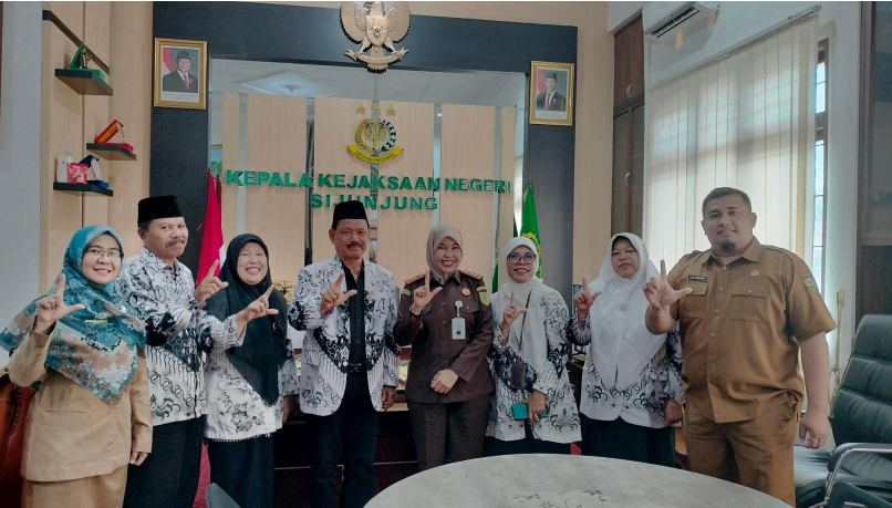Usai audensi Pengurus PGRI berfoto dengan Kajari Rina Idawani